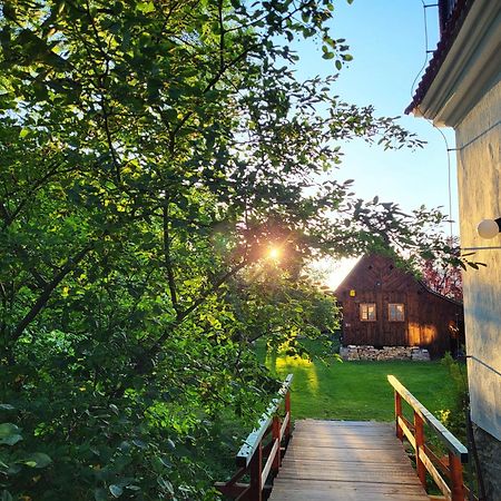 Apartmany Cerveny Dvur Chvalsiny Luaran gambar