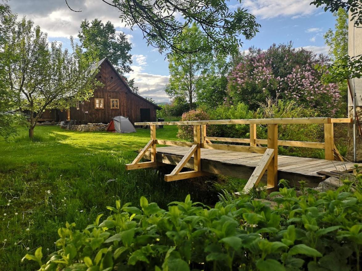 Apartmany Cerveny Dvur Chvalsiny Luaran gambar