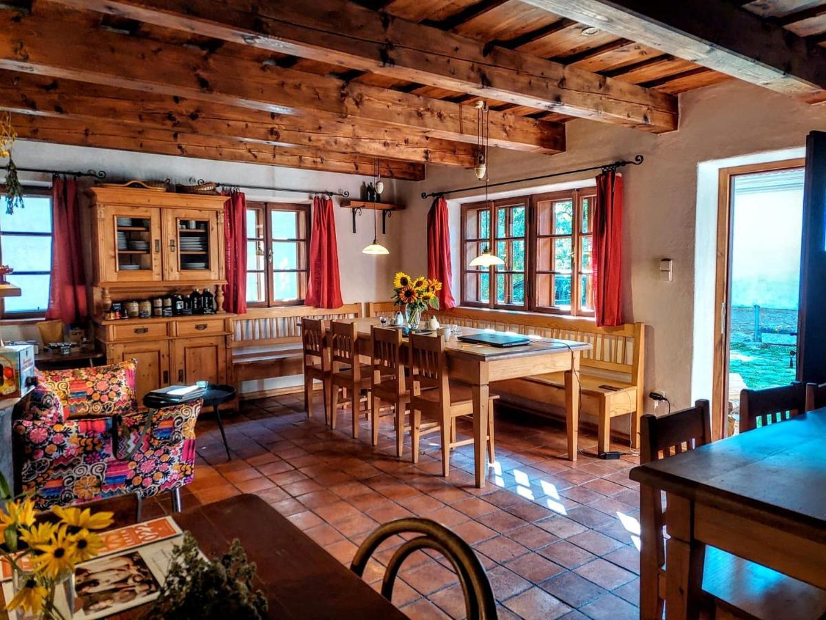 Apartmany Cerveny Dvur Chvalsiny Luaran gambar