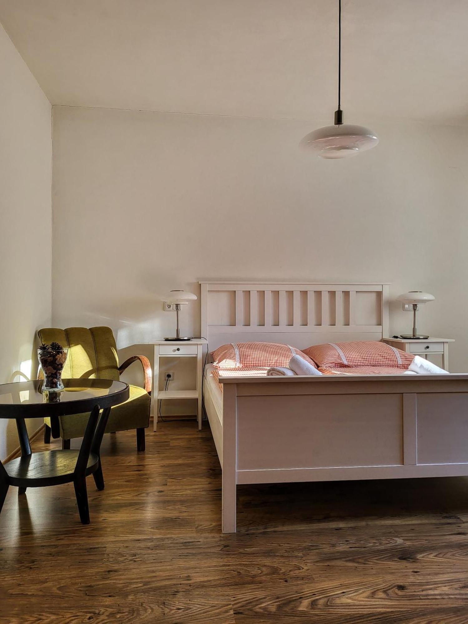 Apartmany Cerveny Dvur Chvalsiny Luaran gambar