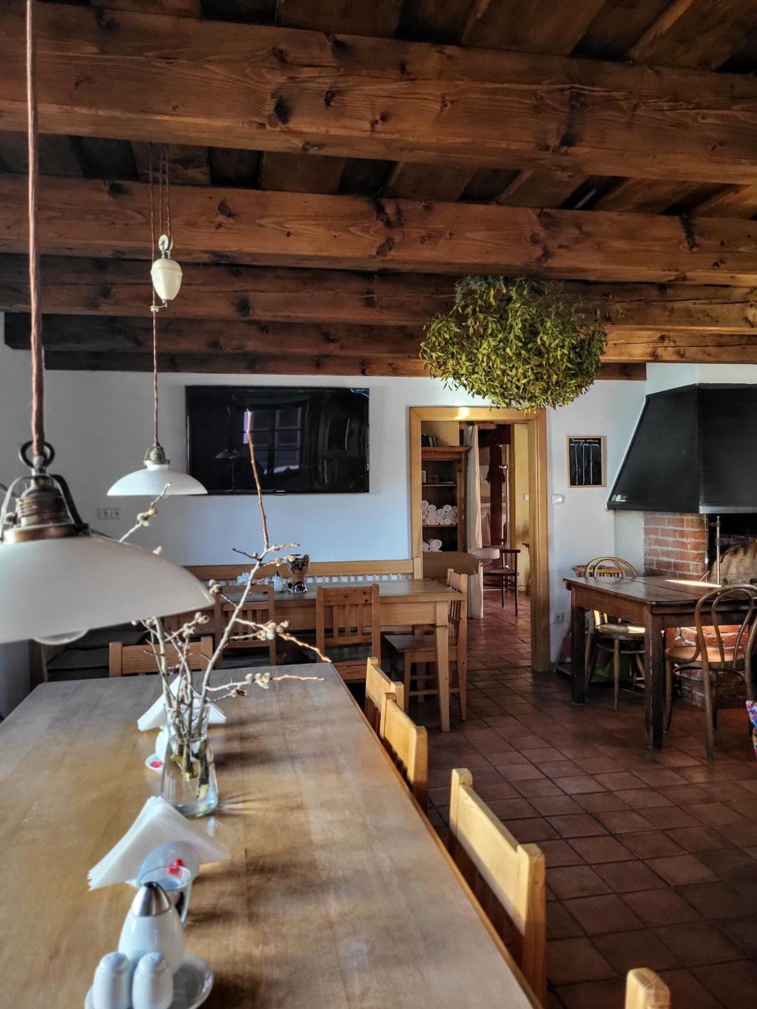 Apartmany Cerveny Dvur Chvalsiny Luaran gambar