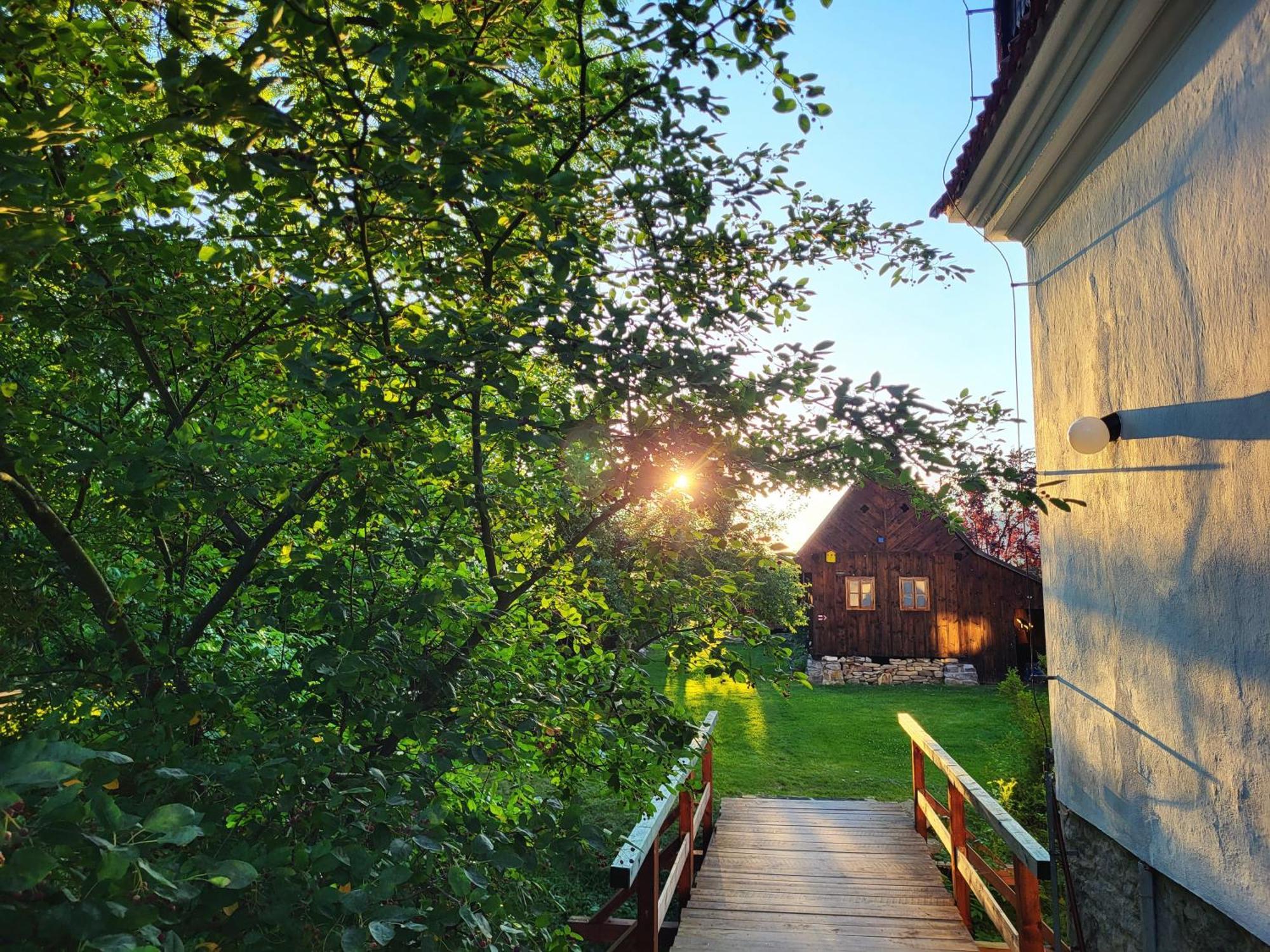 Apartmany Cerveny Dvur Chvalsiny Luaran gambar