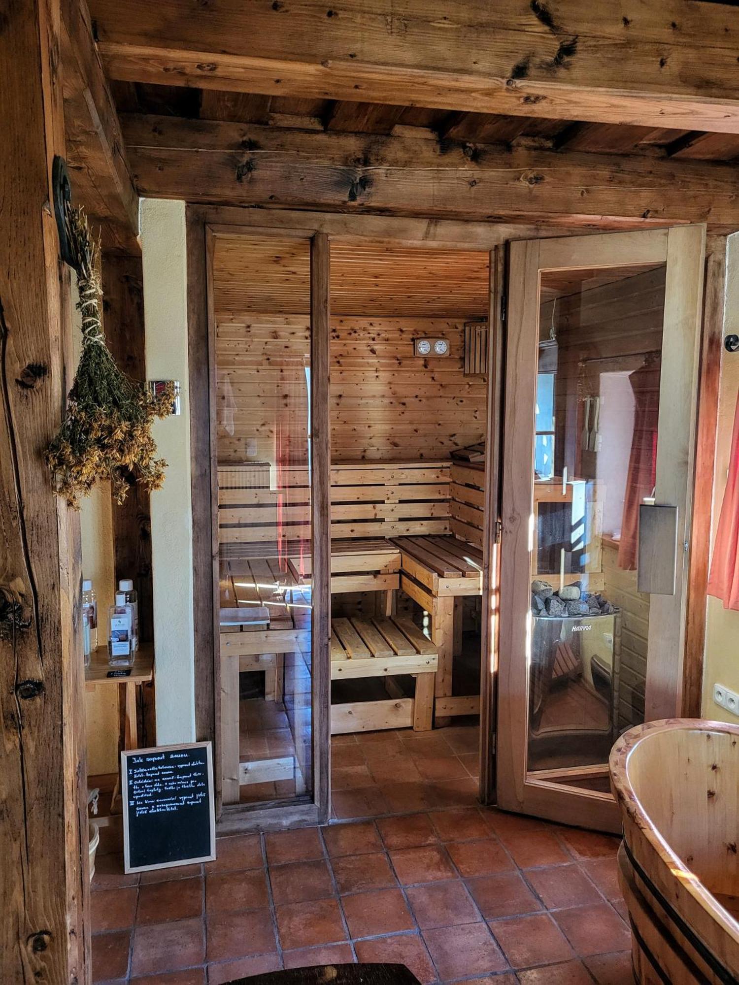 Apartmany Cerveny Dvur Chvalsiny Luaran gambar